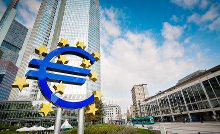 SEPA Credit Transfer Il SEPA Credit Transfer (SCT) è uno schema di pagamento standardizzato per i pagamenti in Euro all interno dell area SEPA, rivolto ad Aziende e Consumatori A partire dal 1