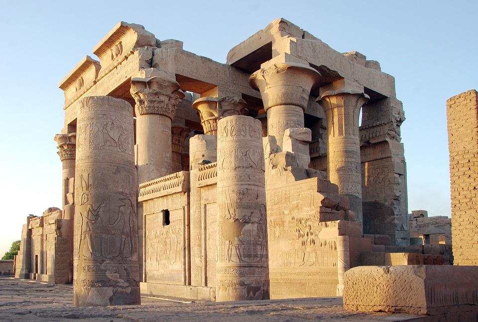 Quarto giorno, mercoledì 1 aprile 2020 Navigazione sul Nilo (Visita di Edfu) Pensione completa in nave con fermate ai siti dei grandi templi di Edfu e Kom Ombo per le visite.