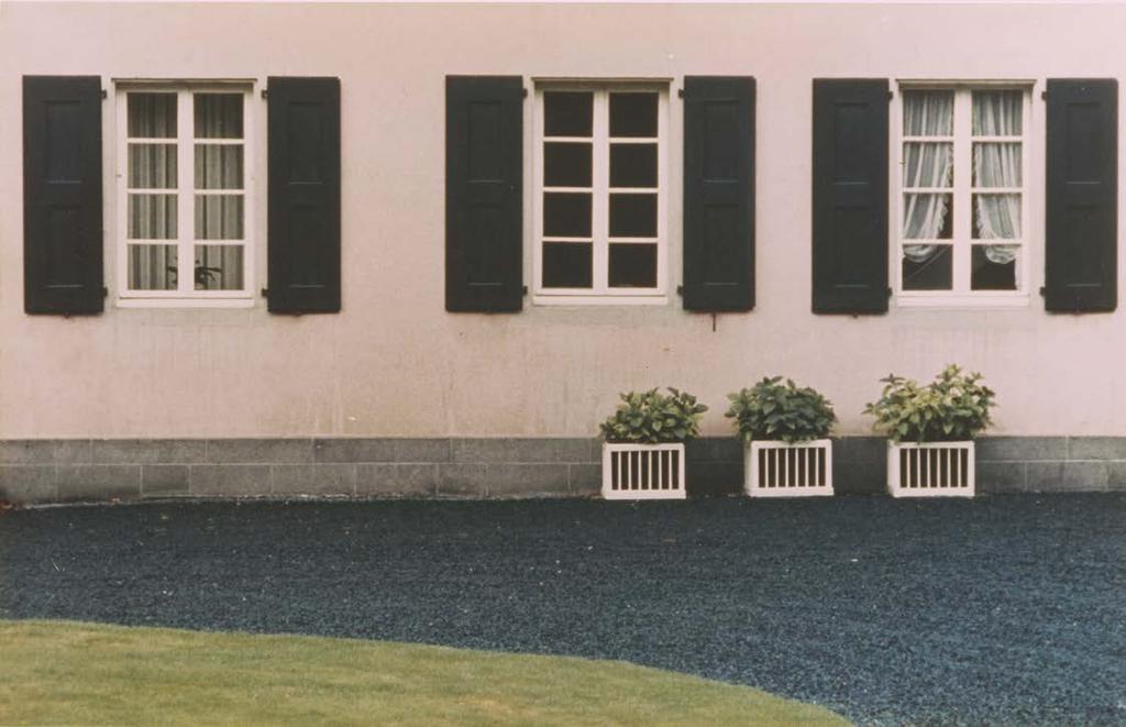 26 Luigi Ghirri (Scandiano 1943 Roncocesi 1992) Bonn (dalla serie Colazione sull erba) 1973 cm 19,4 x 29,5 Stampa cromogenica da negativo 24 x 36 montata su cartoncino originale, stampata da Arrigo