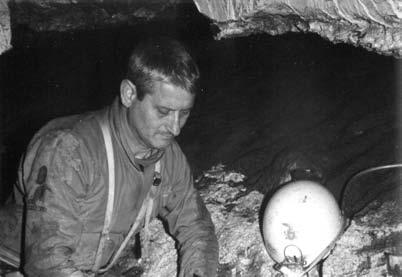Reperti ossei ritrovati in Grotta Milano. Prima di procedere con il recupero dei resti una seconda squadra composta da U. Del Vecchio e N.