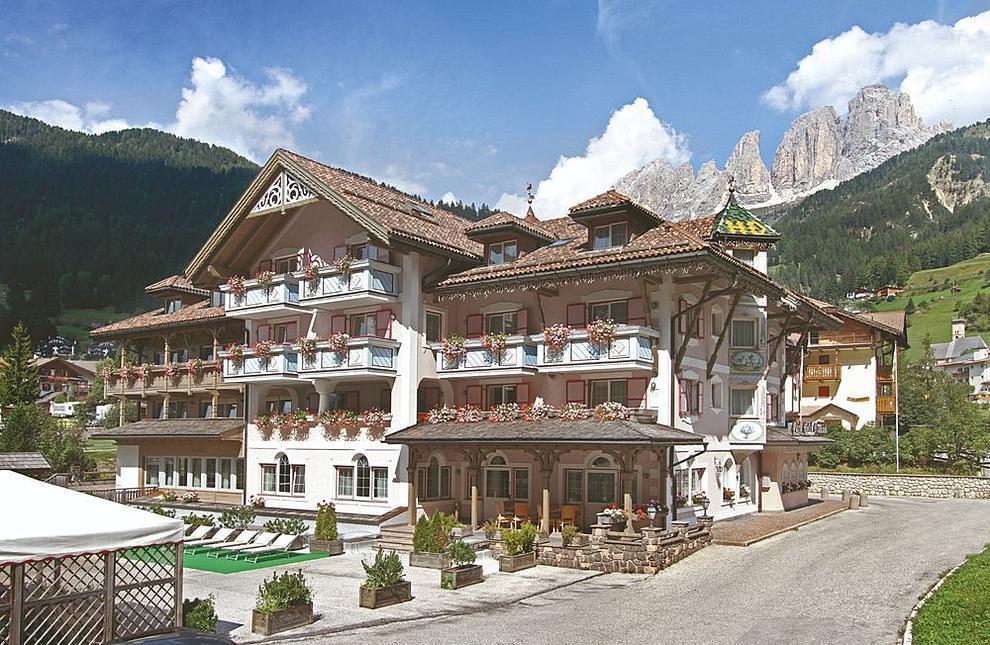 FAMILY HOTEL DIAMANT 4 Stelle Trentino ampitello di Fassa (TN) NEVE STAGIONE 2019/20200 NOTTI TARIFFA UFFIIALE LASSI QUOTA RAL A Dal 26/12/19 al 04/01/20* 1281 1150 RIDUZIONE 3 4 LETTO B D Dal