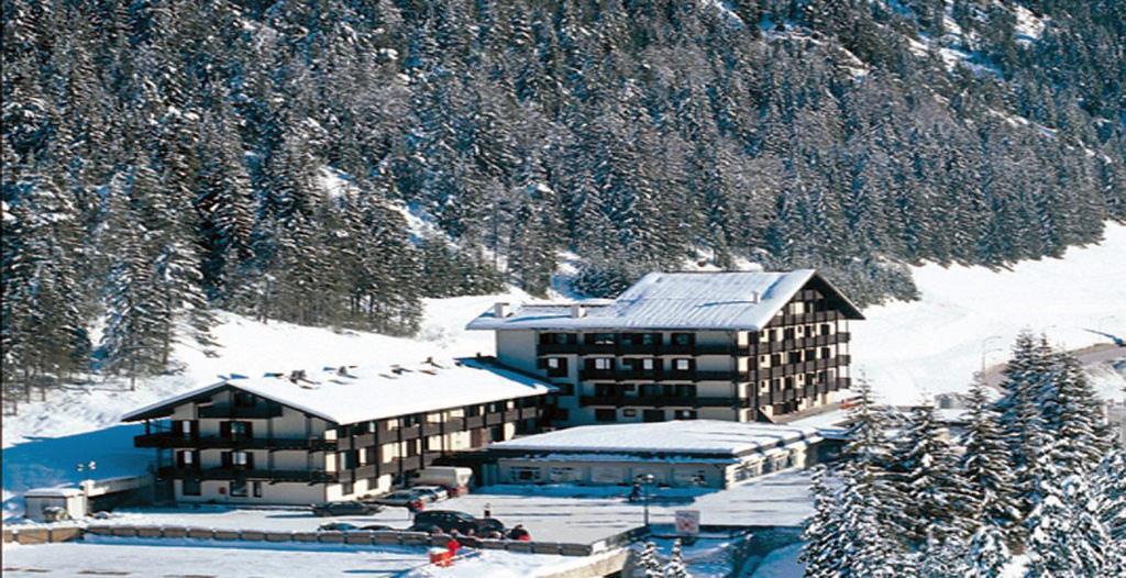 FAMILY HOTEL IL AMINETTO 3 Stelle Sup Trentino anazei (TN) NEVE STAGIONE 2019/20200 NOTTI TARIFFA UFFIIALE LASSI QUOTA RAL A Dal 26/12/19 al 04/01/20* B Dal 04/01/20 al 18/01/20 1001 644 930 600 D E