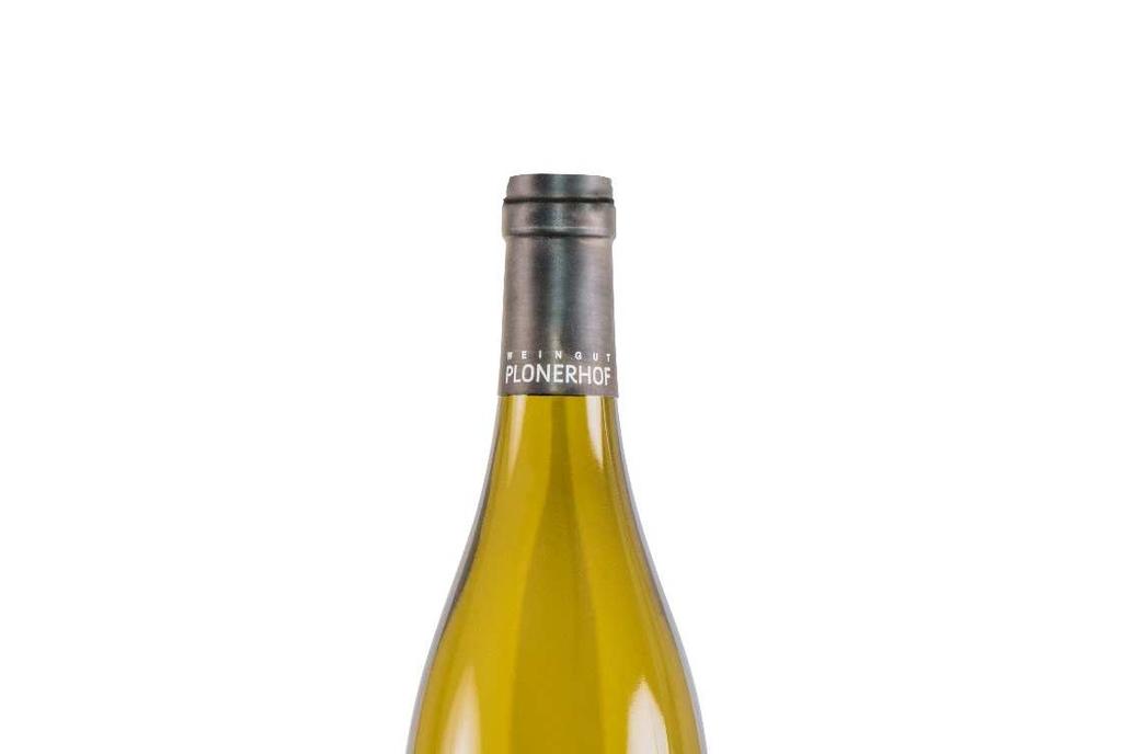 Sauvignon Vino bianco molto fine ed elegante, con note affascinanti che ricordano sapori meridionali, pompelmo, buccia di limone e accenti di mandarino. Gusto molto piacevole con buona persistenza.