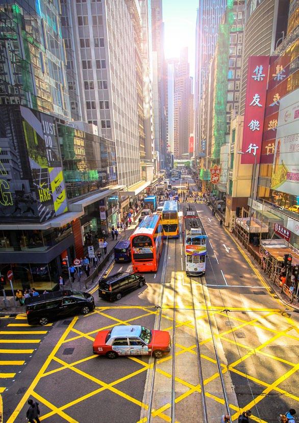 HONG KONG Hong Kong Definita la New York dell Oriente, Hong Kong non solo è una città vibrante e piena di vita, ma anche hub del commercio e della finanza internazionale.