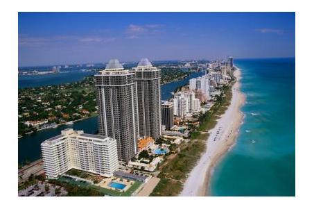 Imperdibile una passeggiata sull'ocean Drive, il lungo mare di South Beach costellato di