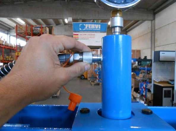 8. fissare la tubazione idraulica al pistone, serrando saldamente il raccordo di fissaggio