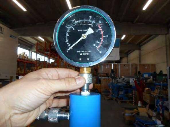 Installare il manometro per il controllo della pressione nella parte superiore de, pistone