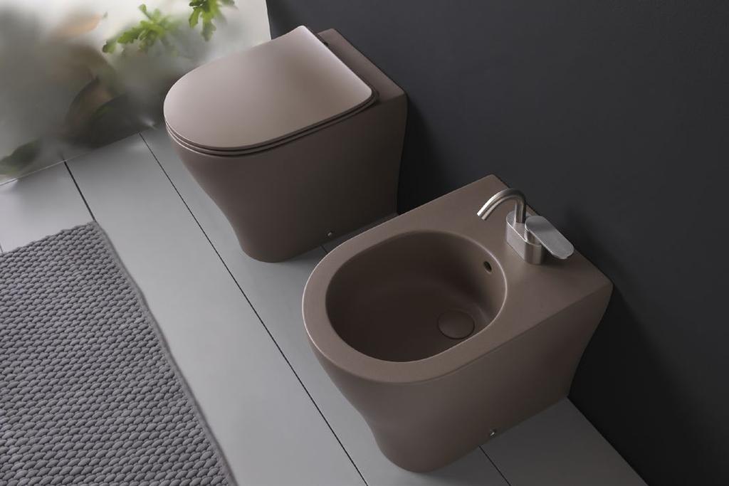 App back to wall Design FLAMINIA DESIGN TEAM Linea di vasi e bidet dalle linee morbide e