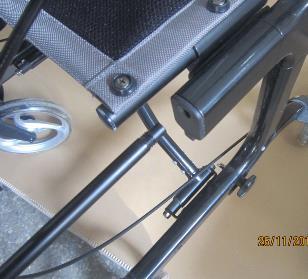 Inserire e regolare i tubi delle impugnature all altezza desiderata. 4. Appendere la borsa portaoggetti tra la seduta ed i tubini neri da avvitare alla seduta. (Fig. 3) 5.