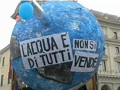 PETROLIZZAZIONE DELL ACQUA Da qualche tempo, in tutto il mondo, è in atto la privatizzazione delle aziende pubbliche che forniscono l acqua potabile e talvolta l acqua dolce per agricoltura e