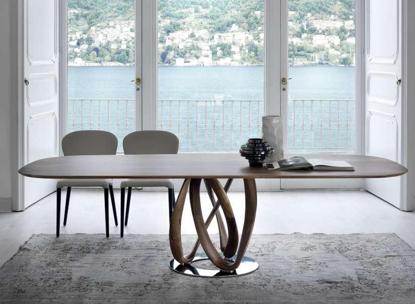 INFINITY 1 BASE L Tavolo da pranzo in massello di noce canaletta con base centrale montata su una piastra in metallo. Dining-table in solid canaletta walnut with central base fixed on a metal ring.