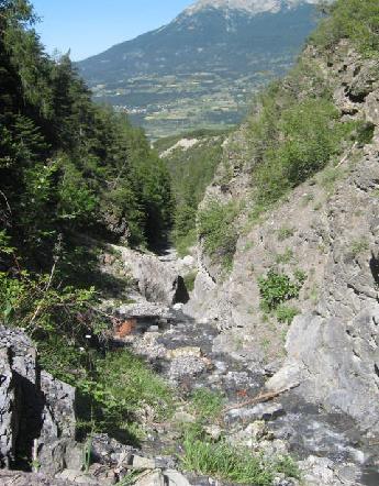 insieme ai compagni di avventura. le ricerche ed i ritrovamenti di minerali estetici rappresentati soprattutto da campioni di Quarzo e Calcite. ROCCA BIANCA (versante in territorio francese).