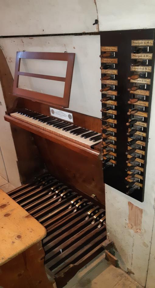 CHIESA SANTA CORONA Organo G. B. De Lorenzi del 1855 Manuale cromatico di 61 tasti ( LA 1/LA5). Pedaliera cromatica di 24 tasti (DO1/SI2) più un 25 pedale per il Timballone.