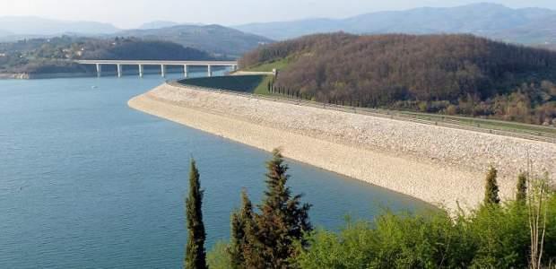 Diga di Bilancino (Mugello - FI) Costruita fra il 1984 e 1995 Altezza diga circa 30 m Volume massimo 84 milioni di mc Superficie massima 6 kmq Rilascia in alveo non meno di 0.