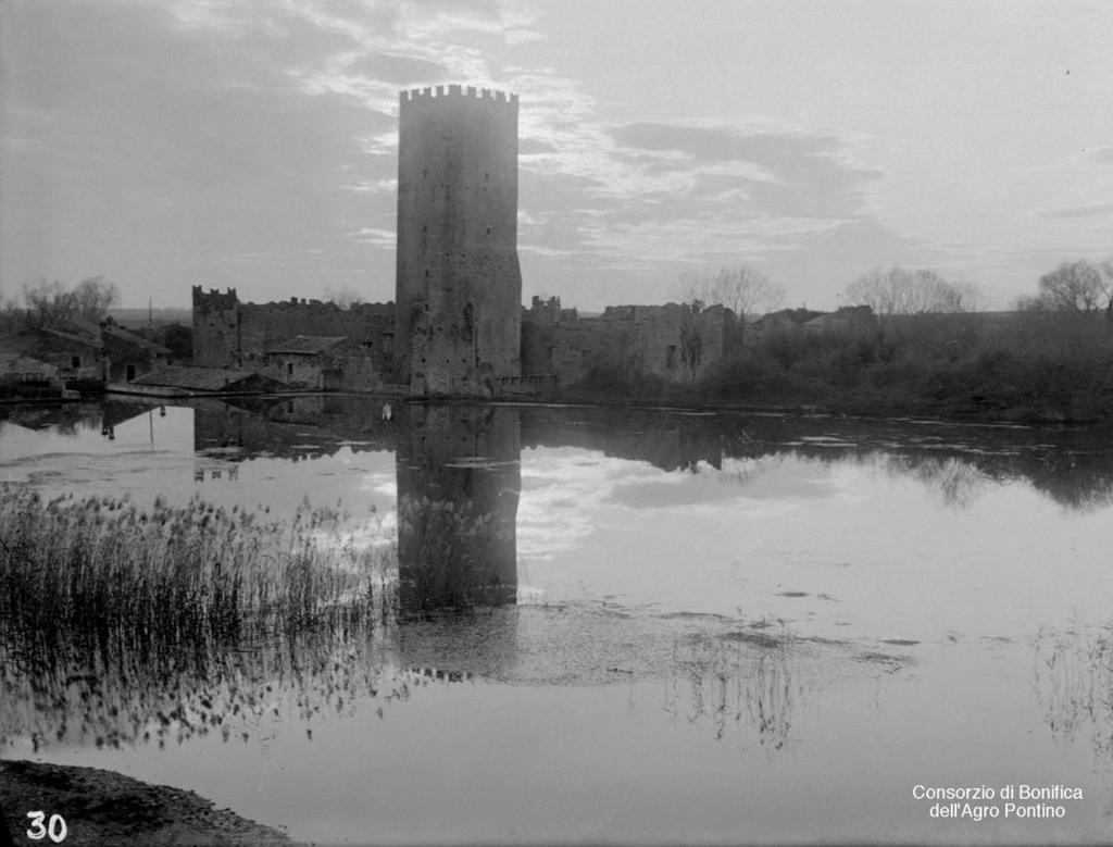 Agli inizi del XIV sec la piana di Fondi non era abitabile a causa della palude che giungeva sino alle mura della città.