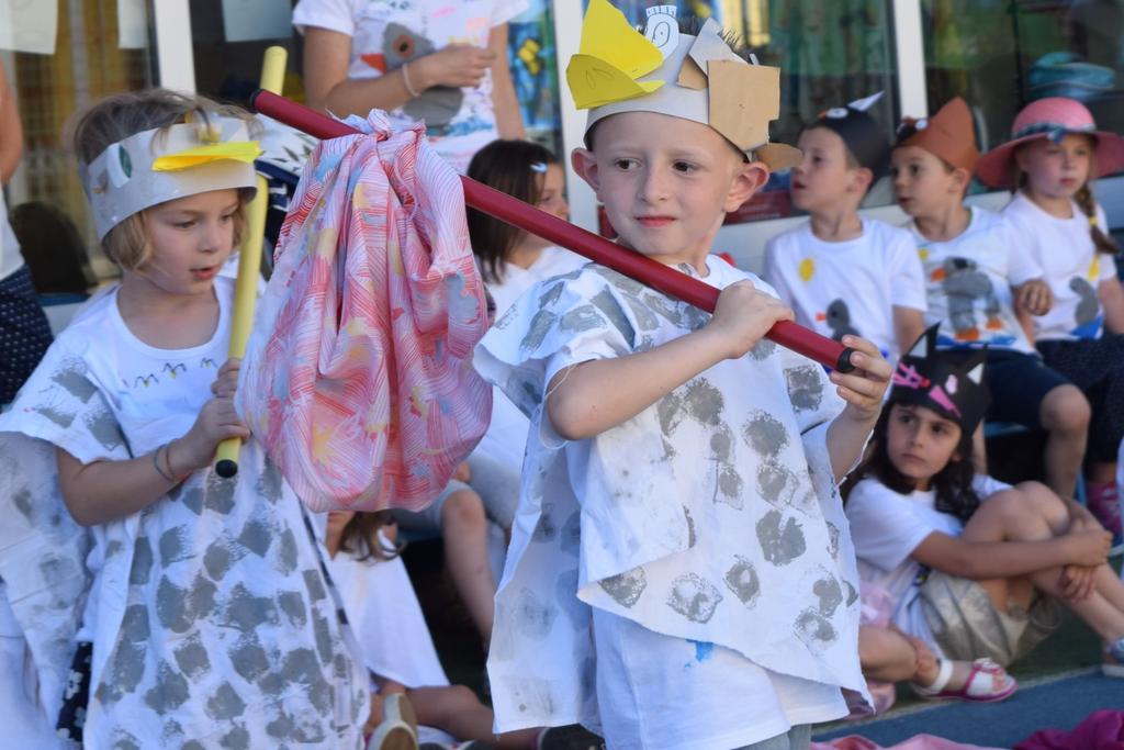 I pulcini gialli fanno un sacco di dispetti ai brutti anatroccoli, e li beccano.