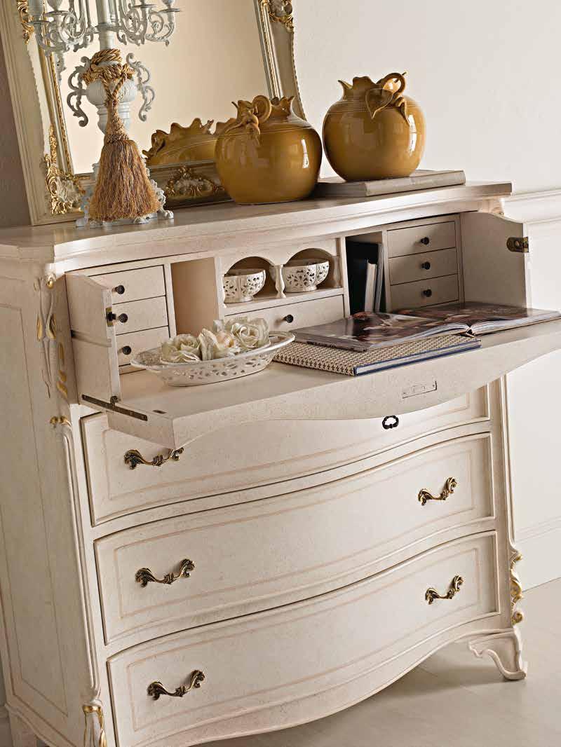 and curved drawers, antique textured finish Particolare della ribalta