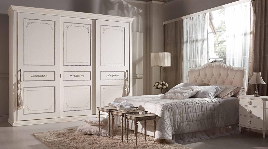 11 BP 210 BP 117 Letto Fiocco finitura gesso con profili foglia argento Fiocco bed, in plaster finish with silver leaf bords Armadio 3 ante scorrevole finitura gesso,