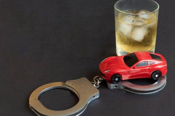 Chi guida ubriaco e fa un incidente stradale è punto più severamente rispetto a chi, invece, viene semplicemente colto alla guida in