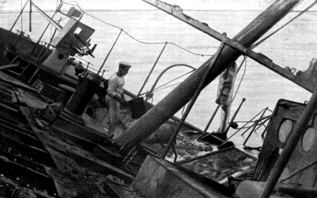 ispezionarono le unità turche affondate o in secca per verificare se potevano essere recuperate, ma ciò non fu possibile per le cannoniere, che furono prese a cannonate e distrutte.