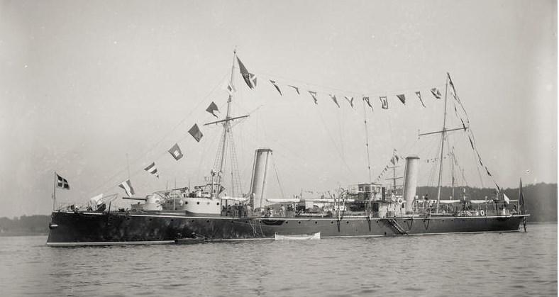 l'incrociatore-torpediniere Aretusa 8, l'ariete torpediniere Puglia, la cannoniera Volturno e l'avviso Staffetta ed un certo numero di sambuchi armati.