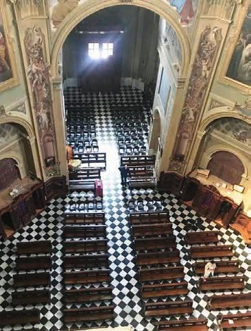 È mezzogiorno. Vedo la chiesa aperta. Bisogna entrare. Non ho niente da offrire e niente da domandare. Sostare solo per un momento mentre tutto si ferma.