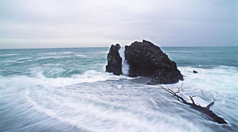 Rombando s ingolfava dentro l arcuata ripa un mare pulsante, sbarrato da solchi, cresputo, fioccoso di spume: Di contro alla foce d un torrente che traboccava il flutto ingialliva.