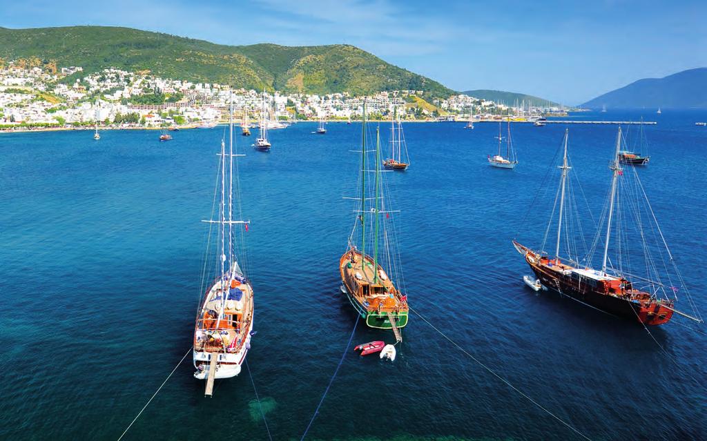 16 CROCIERE IN CAICCO La Turchia, un susseguirsi di baie dal blu profondo, che invitano ad un rilassante bagno. Non resta che salire a bordo e cominciare la vacanza tra spiagge e calette.