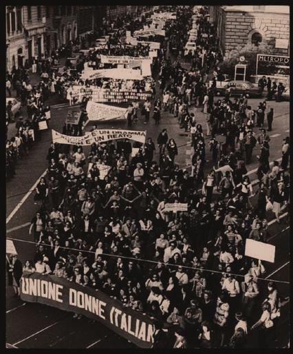 Titolo/didascalia: Manifestazione nazionale sull'aborto Formato: 240x180 Studio fotografico: Piero Ravagli - Roma Riferimento cronologico: 1977 Collocazione: Scatola n.