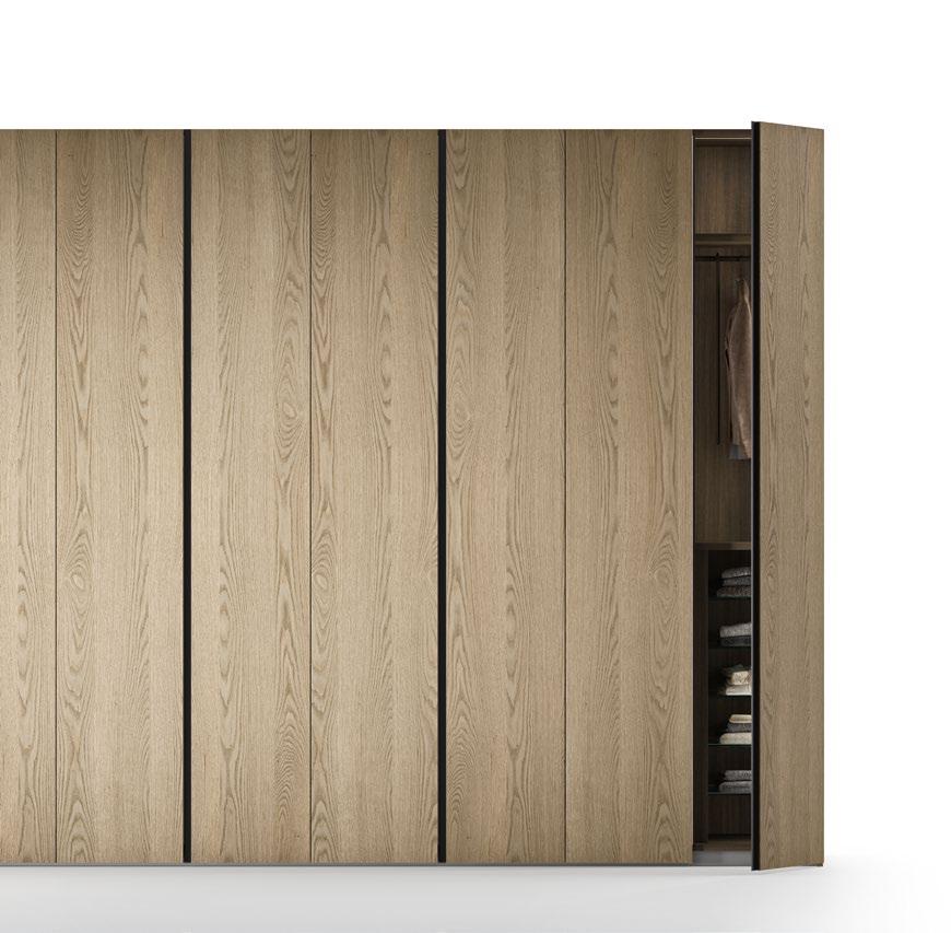 L anta inoltre è dotata di cerniere di serie soft closing. Swing door wardrobe featuring doors with a panel available in matt or glossy lacquer, color wood or in veneer.