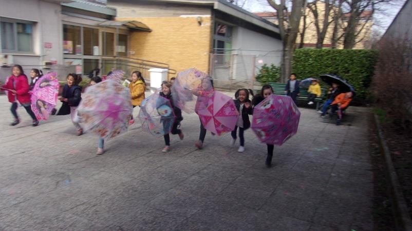 Per rendere concreta l aria ai bambini si tende un filo con