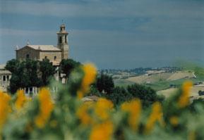 Qui si può ammirare le mura castellane del XV secolo e percorrere un emozionante giro per le vie del borgo antico, che conservano tutto il fascino dei tempi passati.