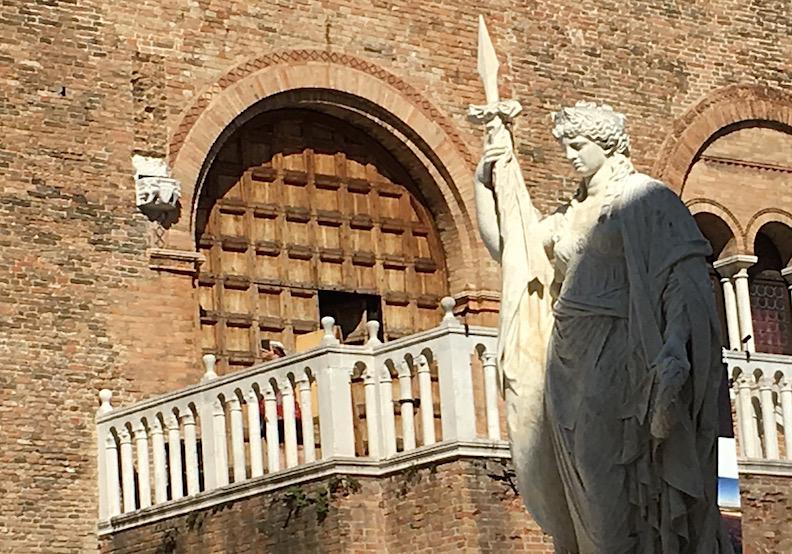 antichi che collegano edifici, giardini e piazze e che raccontano un passato ricco di storia e tradizioni.