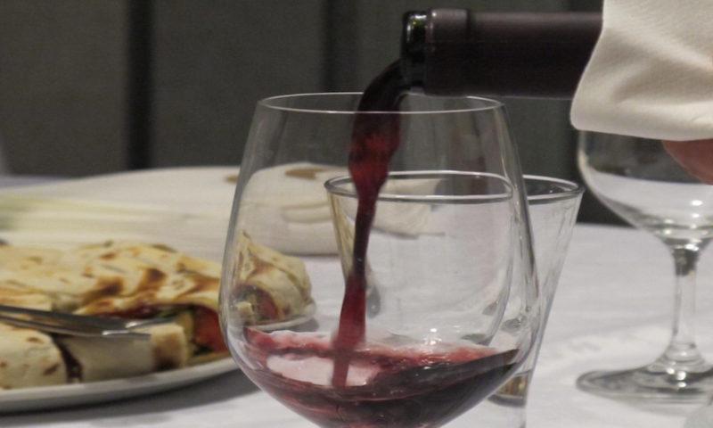 E sempre l ora per un ombreta! Un buon calice di vino: l ombreta: sapevate che si chiama così perchè era bevuta dai commercianti in Piazza S.