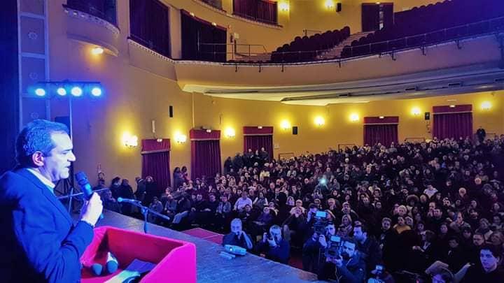 Napoli, solidarietà: bagno di folla all incontro Simmo ggente e core NAPOLI Bagno di folla presso il Teatro Augusteo di Napoli all incontro dal titolo Simmo ggente e core sabato 26, un momento di