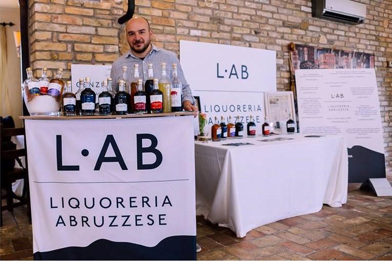 1 L-AB, UN LABORATORIO DI IDEE TRA TRADIZIONE E SPERIMENTAZIONE PER LIQUORI DAL CARATTERE ABRUZZESE di Marcella Pace RIPA TEATINA Ci sono la rataﬁa e la genziana