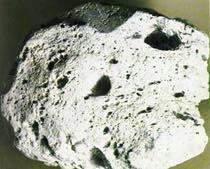 Materiali isolanti di origine minerale POMICE NATURALE La pomice deriva da una roccia vulcanica effusiva con particolare struttura alveolare, che può essere definita una