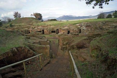 Breve storia del verde orizzontale in architettura 3 Un altro esempio di giardini pensili dell antichità, ed il primo di cui si abbia documentazione nella penisola italiana, sono le tombe etrusche