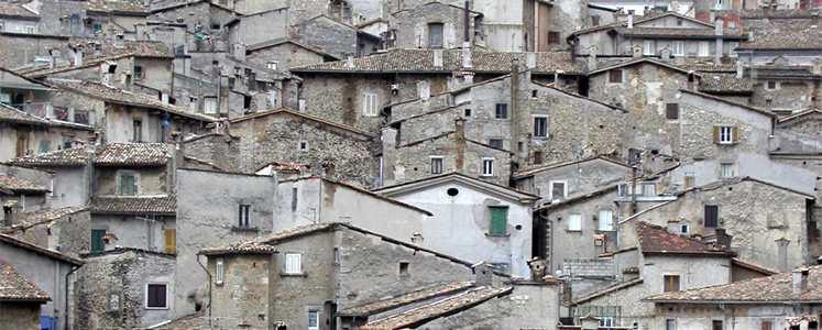 davanti al paese nei pressi della grotta del Cavaliere. Tutto il paese si raccoglie nell'aia di Sant'Angelo per assistere a questo suggestivo rito.