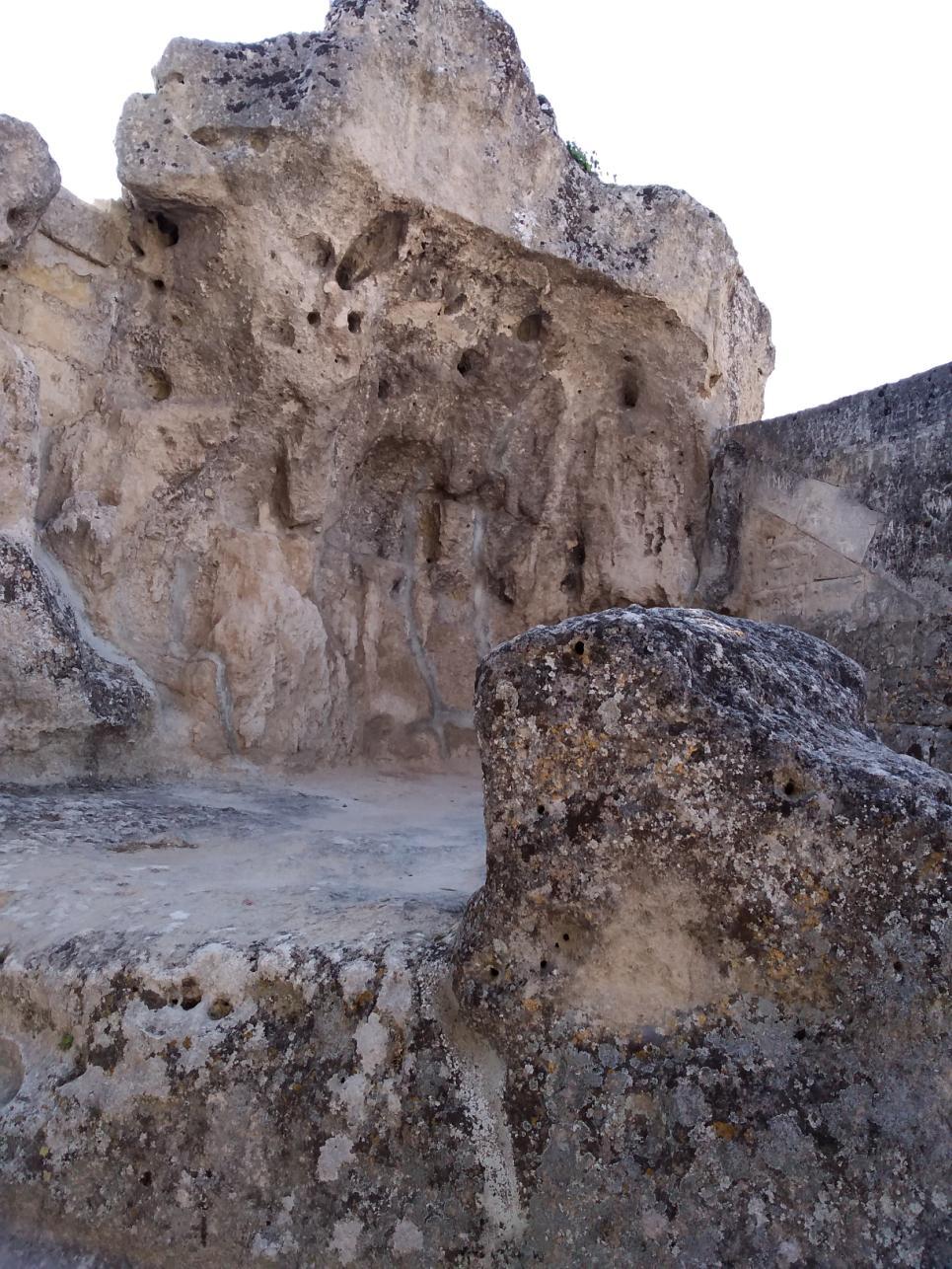 E camminando tra le viuzze, nel saliscendi delle scale di pietra o lungo i bordi della gravina per passare dal Sasso Barisano al Sasso Caveoso, ci si imbatte poi, casualmente, in un altare monolitico