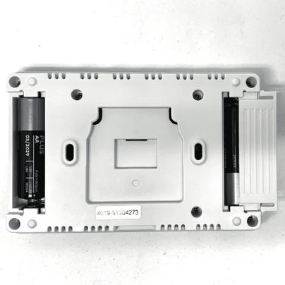 Batterie Rimuovere gli sportellini ed inserire le batterie rispettando la polarità e riagganciare il cronotermostato al supporto a muro o alla base da tavolo.