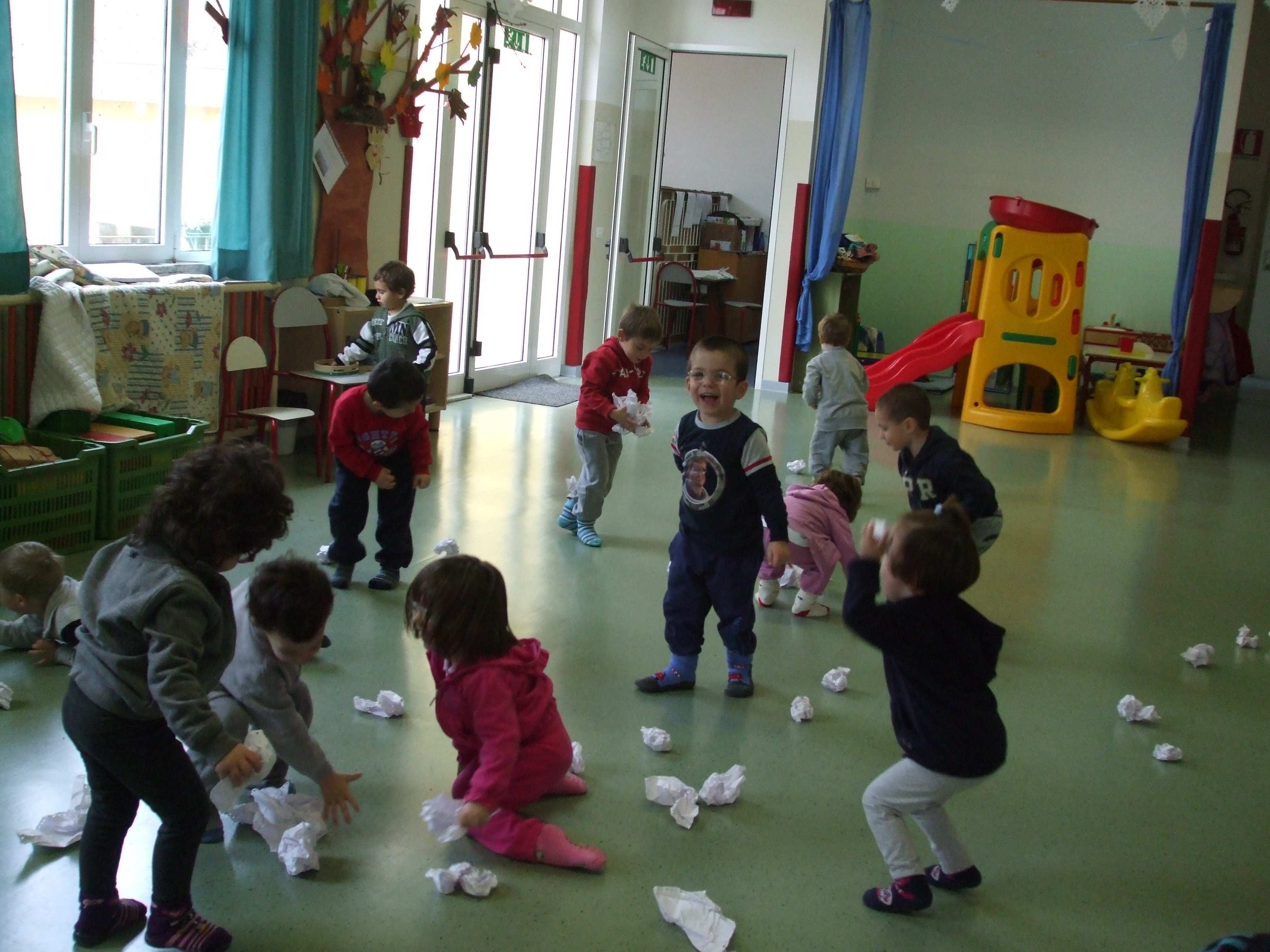 bambini durante l attività motoria diventano nuvolette e imitano il loro spostarsi leggero nel