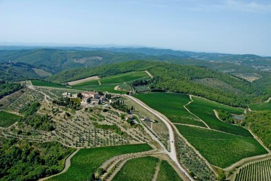 L ampia tenuta ed il Castello di San Donato in Perano furono acquistati nella metà del 1500 dalla famiglia fiorentina Strozzi, che ne fece la propria residenza di campagna e si tramandò di