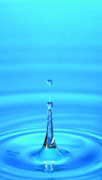 Come comportarsi: Asseconda sempre il senso di sete e anzi tenta di anticiparlo, bevendo a sufficienza, mediamente 1,5-2 litri di acqua al giorno.