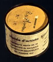 La Il corpo magico dell'artista Il 12 agosto 1961, in occasione di una mostra alla Galleria Pescetto di Albisola Marina, Piero Manzoni presenta per la prima volta in pubblico le scatolette di Merda d
