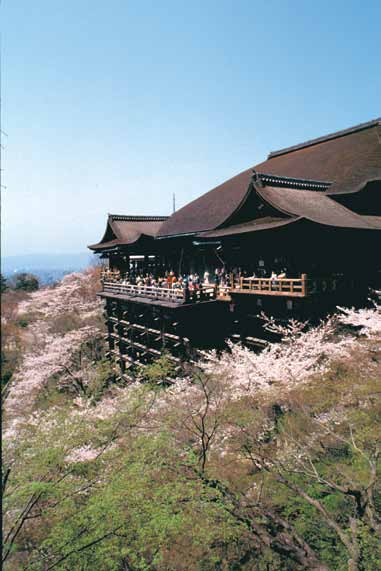 Alla scoperta del Giappone Kyoto e Nara Le due antiche capitali, che custodiscono tesori inestimabili e tradizioni mai decadute, sembrano non essere state scalfite dal trascorrere del tempo.