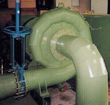 medi salti. In queste turbine l immissione dell acqua è sempre radiale, mentre lo scarico è assiale. La fotografia 6.