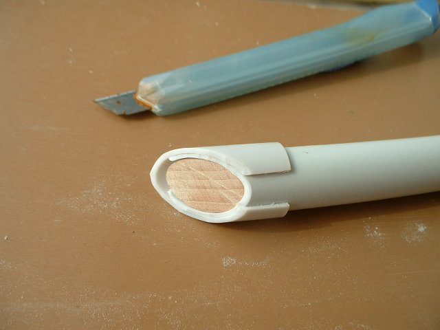 Inserite la zeppa in modo che la sua estremità si trovi a 4-5 mm dal labium.