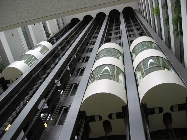 funicolari gli ascensori inclinati affrontano una maggiore pendenza.