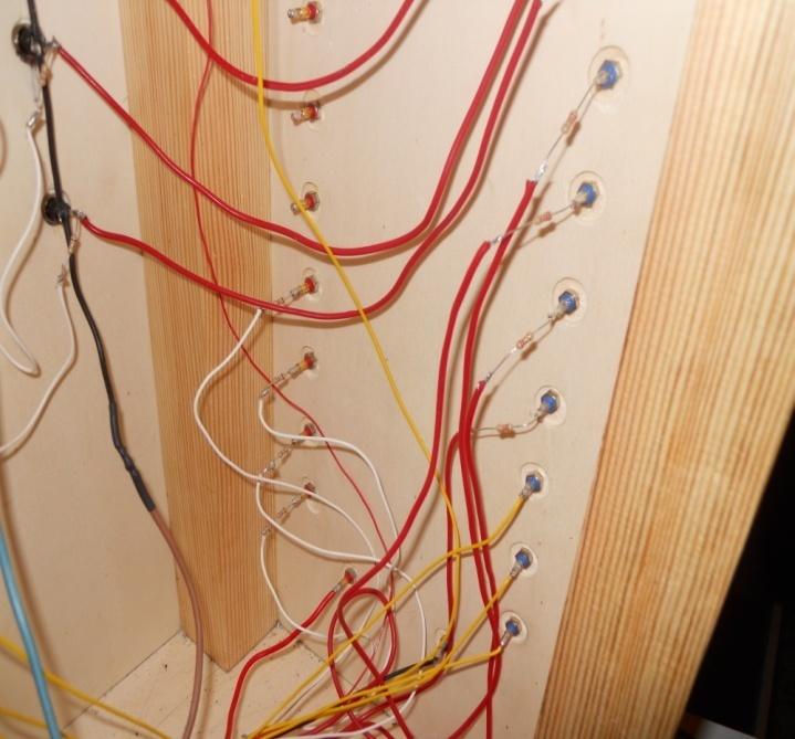 5.4.8.2 Pulsanti Schiacciando uno qualsiasi dei pulsanti in pratica si chiude un circuito elettrico, di conseguenza circolerà una certa corrente.